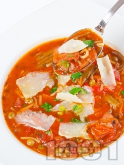 Минестроне - италианска зеленчукова супа с грах, зелен боб, домати, шунка и фиде - снимка на рецептата